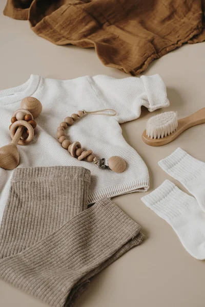 ムスリン毛布 セーター レギンス ブラシ ペースメーカーホルダー 新生児服 アクセサリー おもちゃは神経ベージュの背景に設定されています 北欧ファッション 新生児の必需品 — ストック写真
