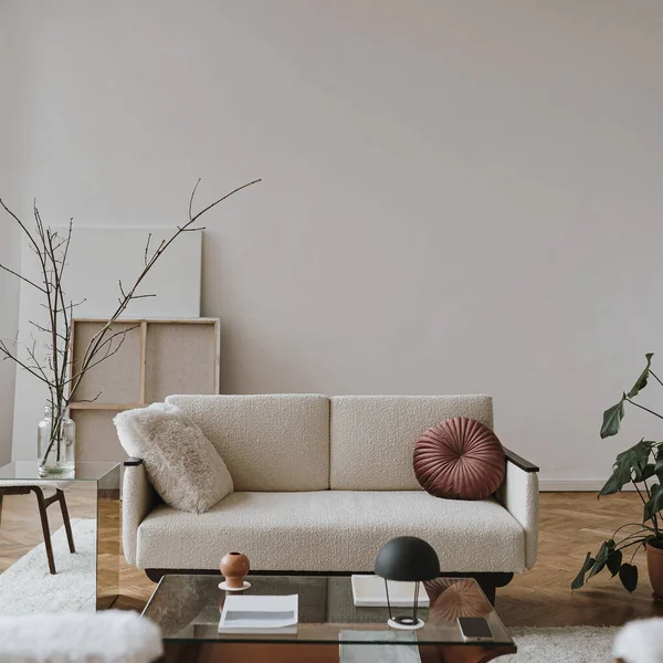 エレガントな北欧の巨大なスタイルの自宅のリビングルームのインテリア 快適なソファ 白い壁 家庭用植物 審美的な豪華な明るいアパートのインテリアデザインコンセプト — ストック写真