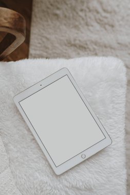Boş kırpma yolu tablet tabletinin düzlüğü. Estetik kabarık yün koltuk. Bayan, kız patron işi, iş, blog şablonu ve maket alanı. Düz yatış, üst görünüm