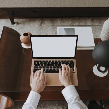 Estetik minimalist ofis çalışma masası. Dizüstü bilgisayarla çalışan biri. Boş model ekran şablonu. Düz yatak, üst görünüm işi, iş konsepti
