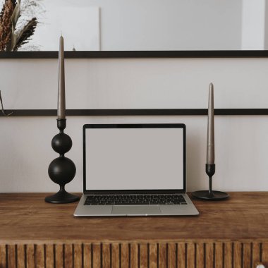 Boş ekranlı dizüstü bilgisayar, mumlar, çiçek buketi. Estetik etkileyicisi Boho ev yapımı iç mekan tasarım şablonu ve kopya alanı. Çevrimiçi mağaza, blog markalaşması