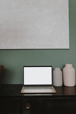 Boş ekranlı dizüstü bilgisayar. Taklit alanı olan estetik şablon. Çevrimiçi mağaza, blog, sosyal medya, web sitesi markalaşması. Çevrimiçi alışveriş kavramı