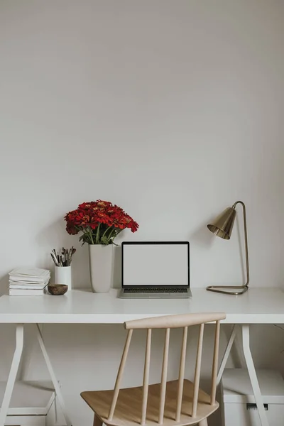 Ordenador Portátil Con Pantalla Espacio Copia Blanco Mesa Con Papelería — Foto de Stock