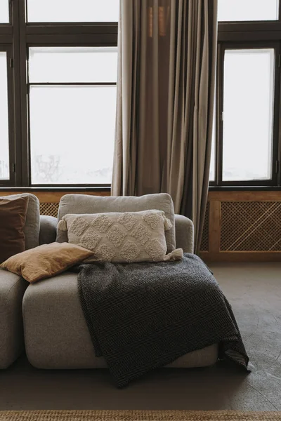 Elegantes Bequemes Sofa Mit Kissen Fenstern Vorhängen Details Zur Inneneinrichtung — Stockfoto