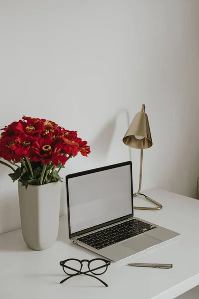 Комп Ютер Ноутбуків Порожнім Екраном Столі Окулярами Лампами Букетом Квітів — стокове фото