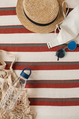 Yaz tatili plaj serinliği için kadın kıyafetleri ve aksesuar manzarası. Lüks estetik moda kadın yaşam tarzı kumaşı. Düz yatıyordu