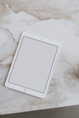 Estetik şık çevrimiçi mağaza, online alışveriş, blog, sosyal medya markalaştırma kompozisyonu. Mermer masanın üzerinde boş fotokopi masası olan tablet defteri. Tarafsız renk şablonu