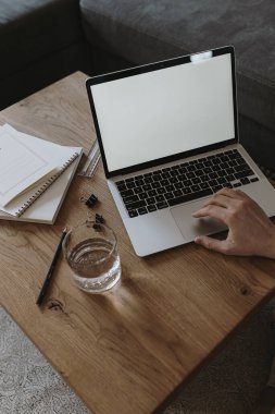 Eller dizüstü bilgisayarda. Dizüstü bilgisayarda çalışan biri. Boş kırpma yolu şablon ekranı. Freelancer ev ofis masası çalışma alanı. Çevrimiçi dükkan, mağaza, blog kavramı.