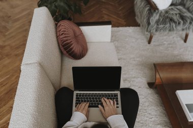 Estetik minimalist ofis çalışma masası. Dizüstü bilgisayarla çalışan biri. İş, iş kavramı