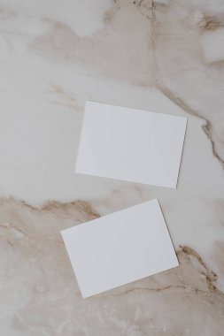 Tarafsız bej mermer zemin üzerinde boş kağıt düz. İş planı. Üst görünüm, düz uzanan minimalist estetik lüks bohem ticari markalaşma kavramı