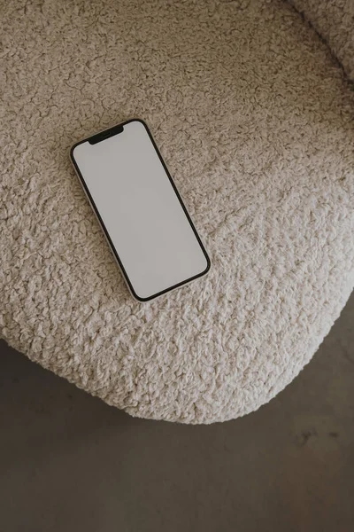 Telefone Celular Branco Com Espaço Cópia Cadeira Deitado Plano Vista — Fotografia de Stock