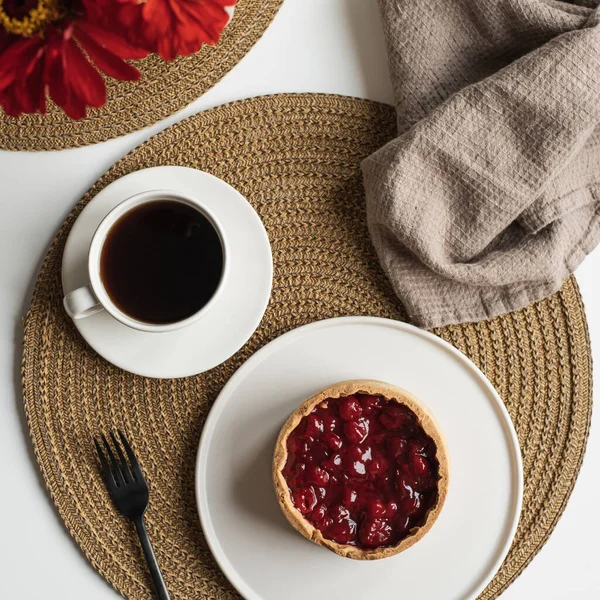 Сніданок Десертним Пирогом Тарілці Чашка Кави Ротанговому Килимку Стіл Прикрашений — стокове фото