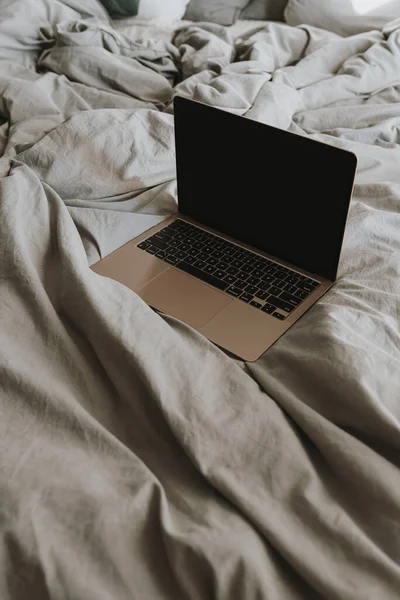 Yatakta Dizüstü Bilgisayar Kırışık Yatak Örtüleri Evde Çalışmak Serbest Çalışma — Stok fotoğraf