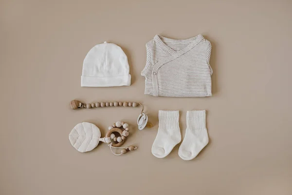 Elegante Ropa Bebé Recién Nacido Elegante Accesorios Juguetes Ropa Blanca:  fotografía de stock © maximleshkovich #615297572