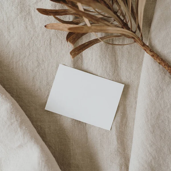 平整的空白纸制卡片 在中性米色折皱亚麻布上烘干蛋白花 业务模板 高瞻远瞩 平铺简约美学奢侈波希米亚商业品牌理念 — 图库照片
