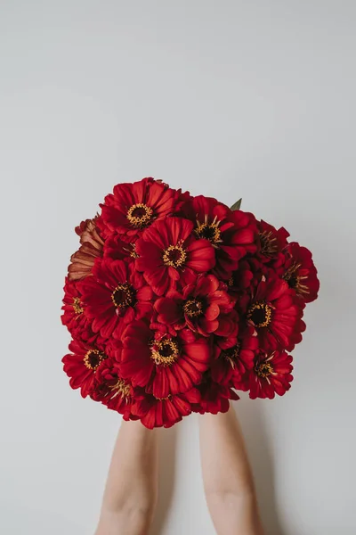 Manos Femeninas Sosteniendo Ramo Flores Rojas Sobre Fondo Blanco Celebración — Foto de Stock