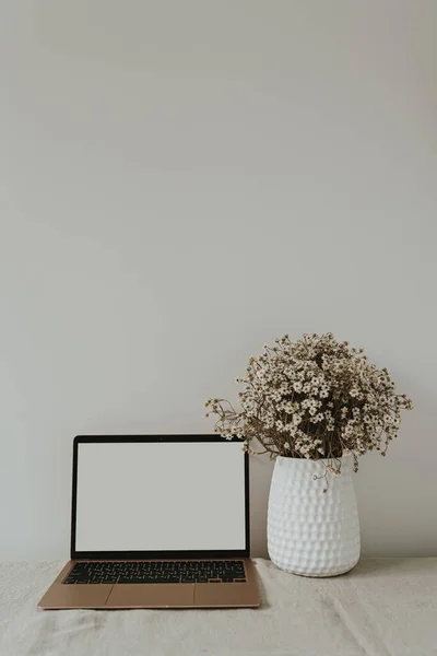 Laptop Met Blanco Kopieerruimte Scherm Tafel Tegen Witte Wand Minimalistisch — Stockfoto