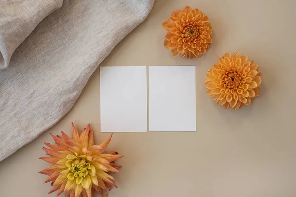 Blanco Papieren Uitnodigingskaarten Met Kopieerruimte Neutrale Pastelbeige Achtergrond Platte Lay — Stockfoto