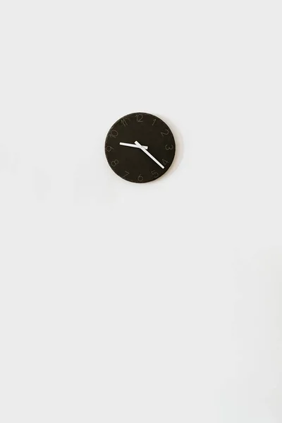 Relógio Preto Parede Branca Decoração Design Interiores Casa Minimalista Conceito — Fotografia de Stock