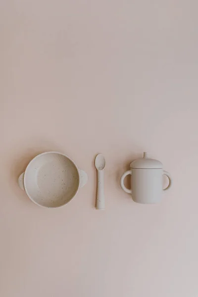 シリコンボウル スプーン 小さな赤ちゃんのためのマグカップのセットは 食べ物や飲み物を食べる 淡いパステルピンクの背景 フラットレイアウト トップビュー — ストック写真
