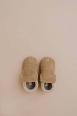 Bebek için sıcak kış süet paçaları. İskandinav çocukların giydiği İskandinav kıyafetleri. Estetik nötr pastel bej rengi