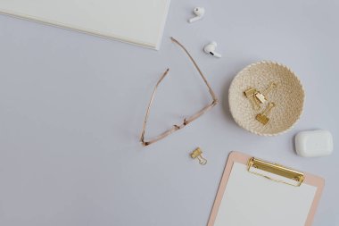 Gözlükler, panolar, kulaklıklar, beyaz arka planda altın aksesuarlar ve boş kopya alanı. Düz konum, üst görünüm minimalist ofis masası çalışma alanı şablonu