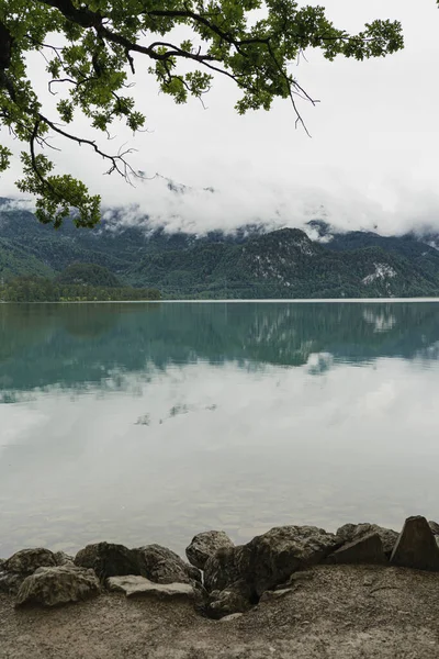 Живописный Вид Озеро Горами Облачными Отражениями Пейзаж Природы Летние Каникулы — стоковое фото