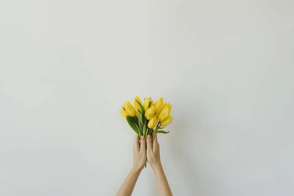 Női Kéz Kezében Sárga Tulipán Virágok Csokor Fehér Alapon Esztétikai — Stock Fotó