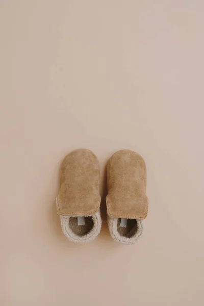 为幼儿提供温暖的冬季绒毛靴 平平的北欧风格的孩子们的衣服 美感中性乳白色米色 — 图库照片