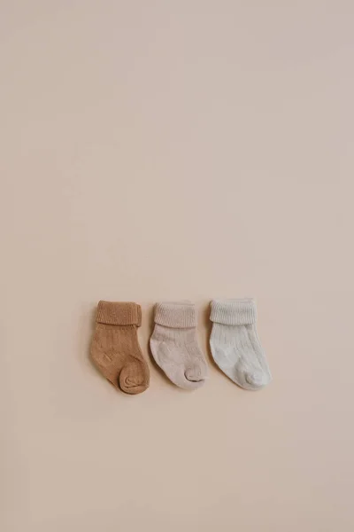 Acogedores Calcetines Bebé Recién Nacidos Colores Pastel Hygge Sobre Fondo — Foto de Stock