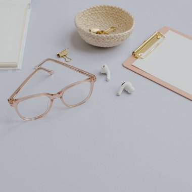 Pano, kablosuz kulaklık, gözlük, klipsler. Sosyal medya, dergi ve blog için minimal iş fotokopi alanı şablonu. Merkez ofis masa çalışma alanı