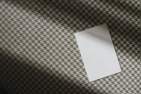 モックアップコピースペース付きの空白の紙シートカード シームレスな古典的なファブリックパターンの背景に日光の影 — ストック写真