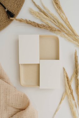 Boş kopya alanı olan kağıt davetiye kartları. Düz yatış, estetik minimalist düğün davetiyeleri. Model kopyalama alanı ile şablon