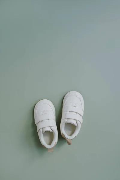 White Sneaker Shoes Child Baby Flat Lay Nordic Scandinavian Fashion — Stock Photo, Image