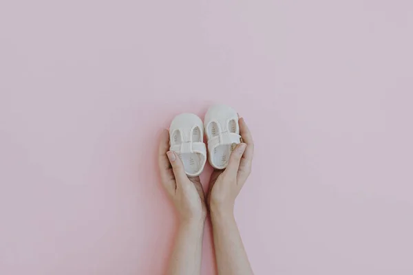 Hands Hold Pair Small Cute Newborn Baby Sandals Shoes Pink — Stock Photo, Image