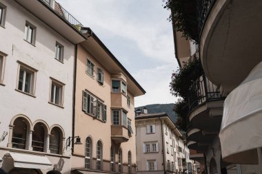 İtalya 'nın tarihi mimarisi. Geleneksel Avrupa eski kasaba sokak binaları. Ahşap pencereler, panjurlar ve renkli pastel duvarlar. Estetik yaz tatili seyahat geçmişi