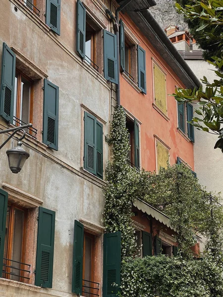 İtalya 'daki eski tarihi mimari. Geleneksel Avrupa eski kasaba binaları. Estetik yaz yolculuğu konsepti. Güneş ışığı gölgeleri