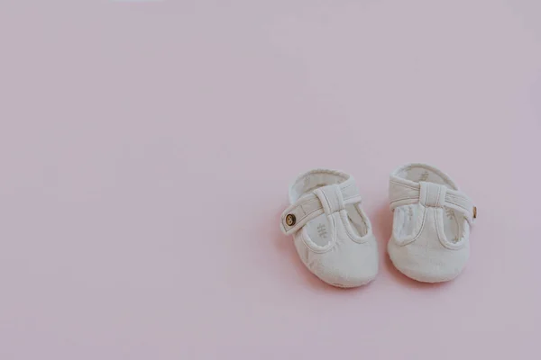 Newborn Children Mini Sandal Shoes Baby Shoes Pastel Pink Background — Stock Photo, Image