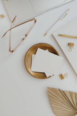 Düz dizüstü bilgisayar, fotokopi alanı, gözlük ve ofis eşyaları olan kâğıt kağıtlar. Üst görünüm minimalist estetik ev işi, iş kavramı boş kopya alanı