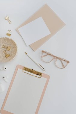 Boş kopya uzay şablonlu pano not defteri. Estetik stil altın ofis kırtasiyesi aksesuarları pastel arka planda. Flatlay, üst görünüm