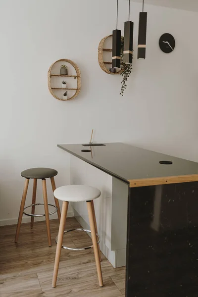 Ästhetisch Modernes Skandinavisches Wohndesign Elegante Küche Wohnzimmer Mit Bequemen Hockern — Stockfoto