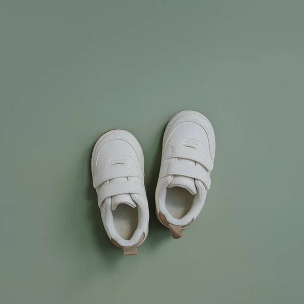 子供の赤ちゃんのための白いスニーカーの靴 北欧ファッションの子供服のフラットレイアウト 審美的な中性パステルカラー — ストック写真