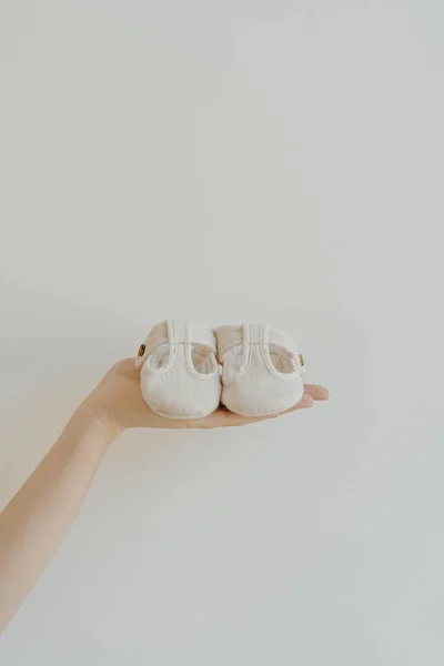 Mano Persona Sostiene Bonitos Zapatos Sandalias Bebé Sobre Fondo Blanco — Foto de Stock