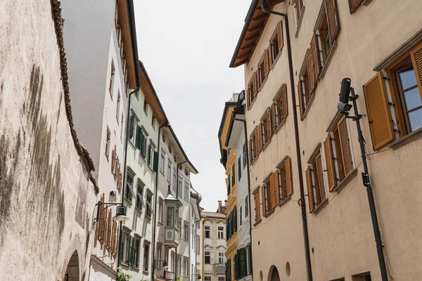 Történelmi Építészet Olaszországban Hagyományos Európai Óvárosi Utcai Épületek Fából Készült — Stock Fotó