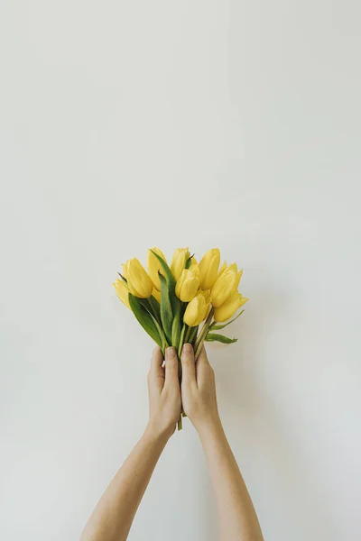 Жіночі Руки Тримають Жовтий Букет Квітів Тюльпанів Білому Тлі Естетичне — стокове фото