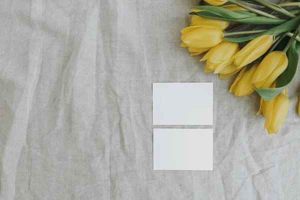 Blank Paper Sheet Cards Mockup Copy Space Yellow Tulip Flowers — Stockfoto
