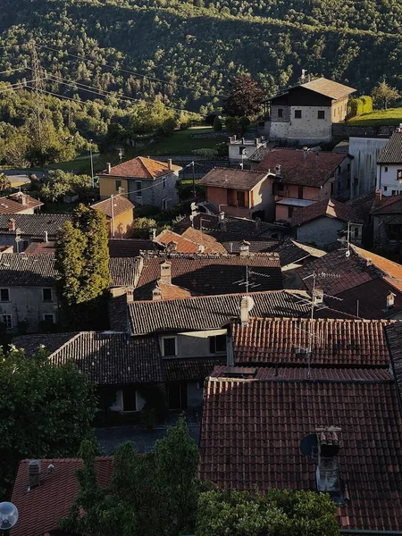 Vista Superior Dos Telhados Azulejos Vermelhos Antiga Aldeia Montanha Italiana — Fotografia de Stock