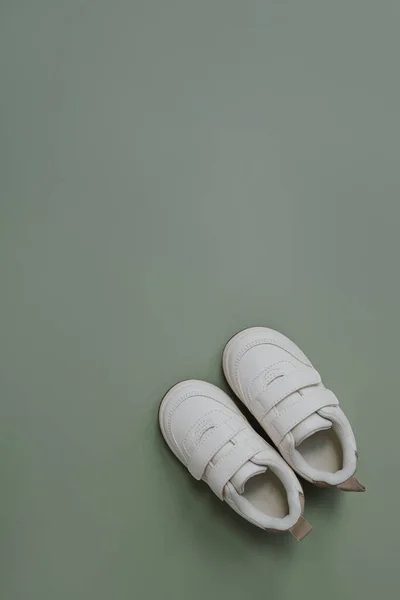White Mini Sneaker Shoes Baby Shoes Soft Pastel Green Background — Stock Photo, Image
