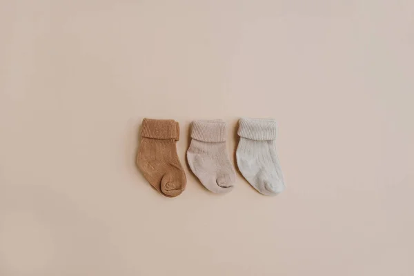 Acogedores Calcetines Bebé Recién Nacidos Colores Pastel Hygge Sobre Fondo — Foto de Stock