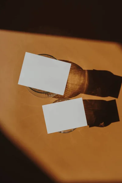 Планшет Чистих Паперових Карток Окуляри Сонячними Променями Тіней Теплому Тлі — стокове фото